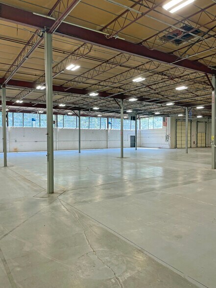 More Photos Of 150-180 Dupont St, Plainview Warehouse For Lease