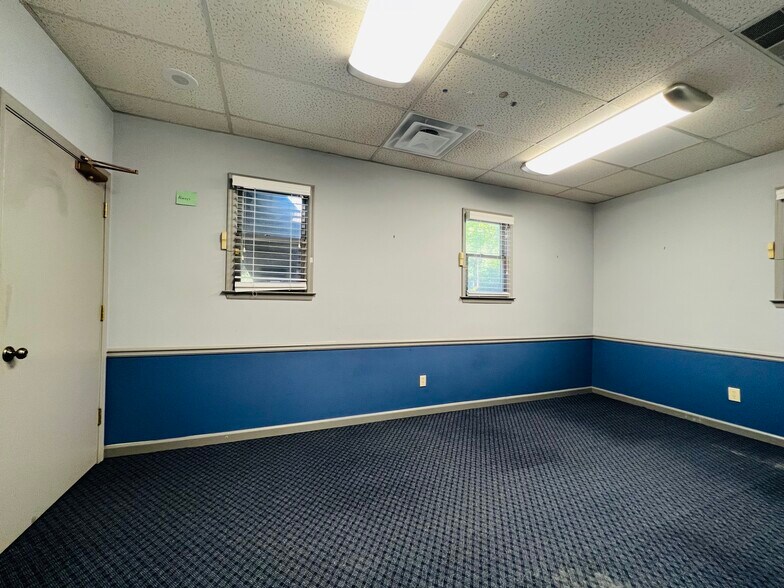 More Photos Of 575 Colonial Park Dr, Roswell Medical For Lease