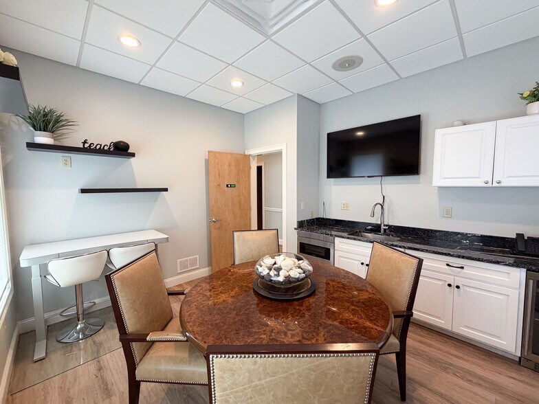 More Photos Of 200 Mountain Rd, Suffield Office For Lease