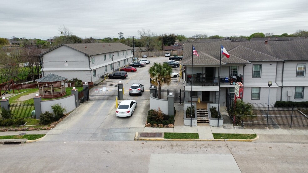 More Photos Of 815 Autumnwood Dr, Houston Apartments For Sale