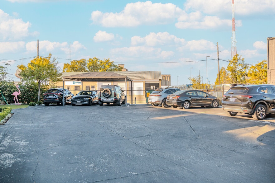 More Photos Of 401 Exposition Ave, Dallas Office For Sale