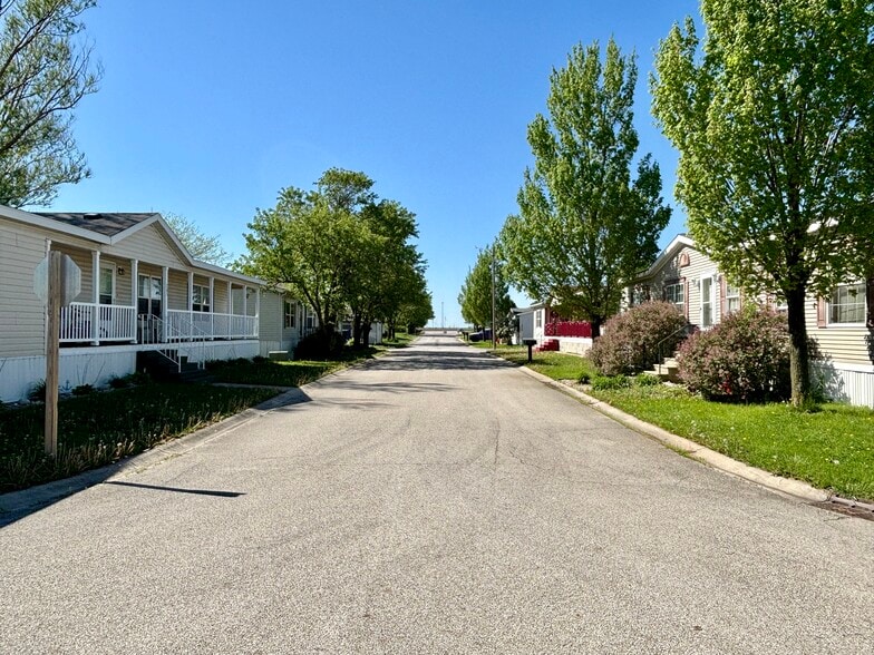 Primary Photo Of 104 Enterprise Dr, Chenoa Manufactured Housing Mobile Home Park For Sale
