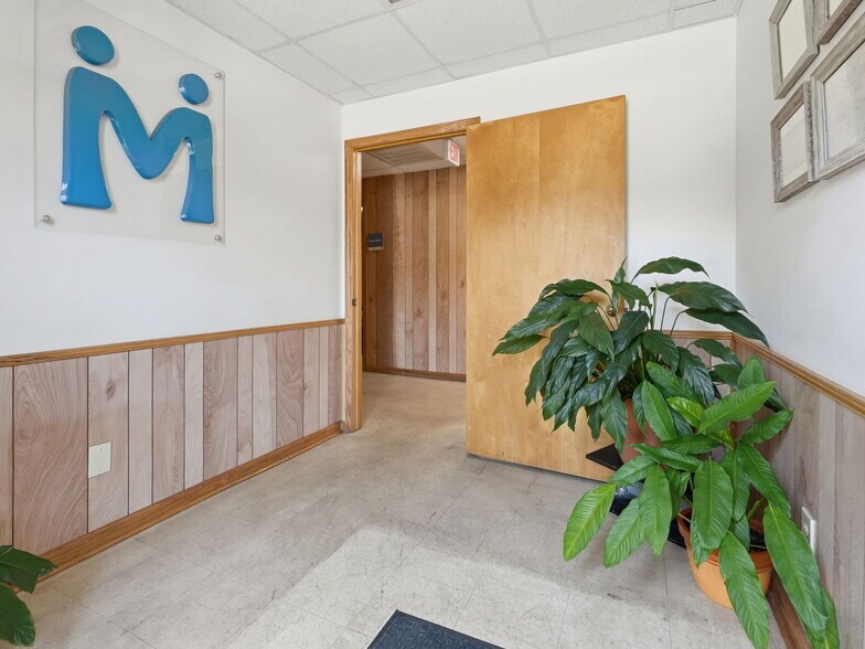 More Photos Of 112 Corporate Park East Dr, Lagrange Warehouse For Lease