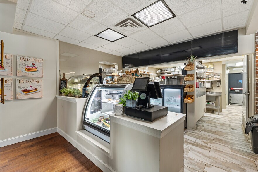 More Photos Of 320 W College St, Pulaski Fast Food For Sale