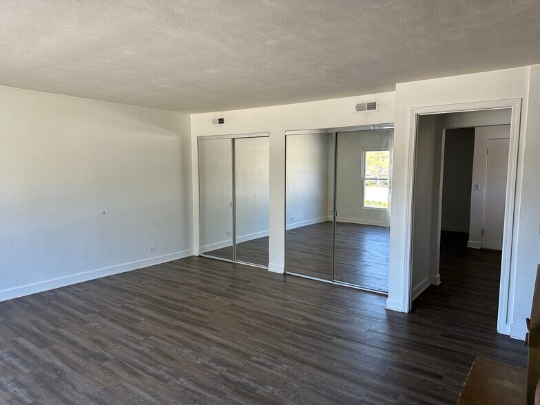 More Photos Of 220-230 Hicks Pl, Palatine Storefront Retail Residential For Sale