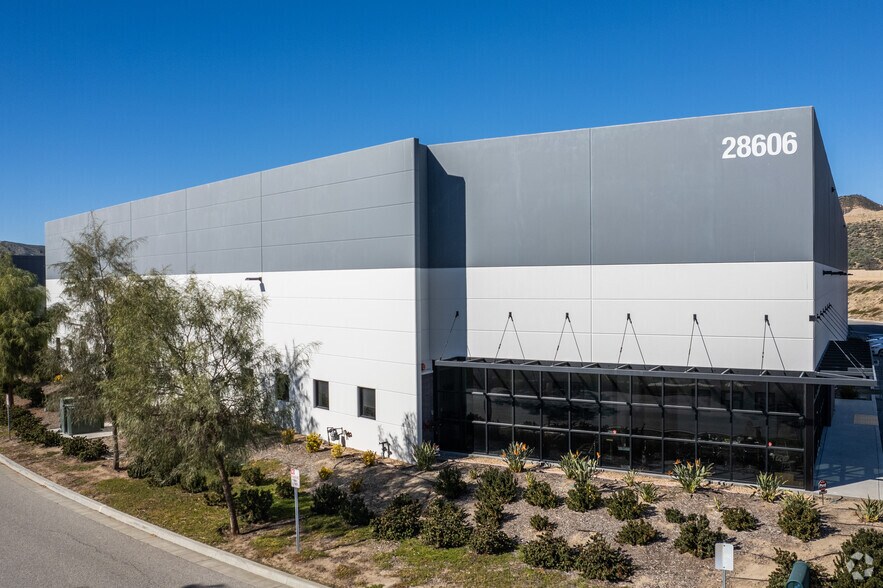 More Photos Of 28606-28608 Hasley Canyon Rd, Castaic Warehouse For Lease