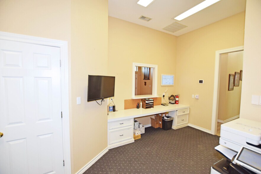 More Photos Of 327 SE Loop 338, Odessa Flex For Lease