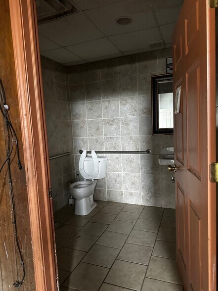 More Photos Of 14150 E 8 Mile Rd, Detroit Auto Repair For Sale