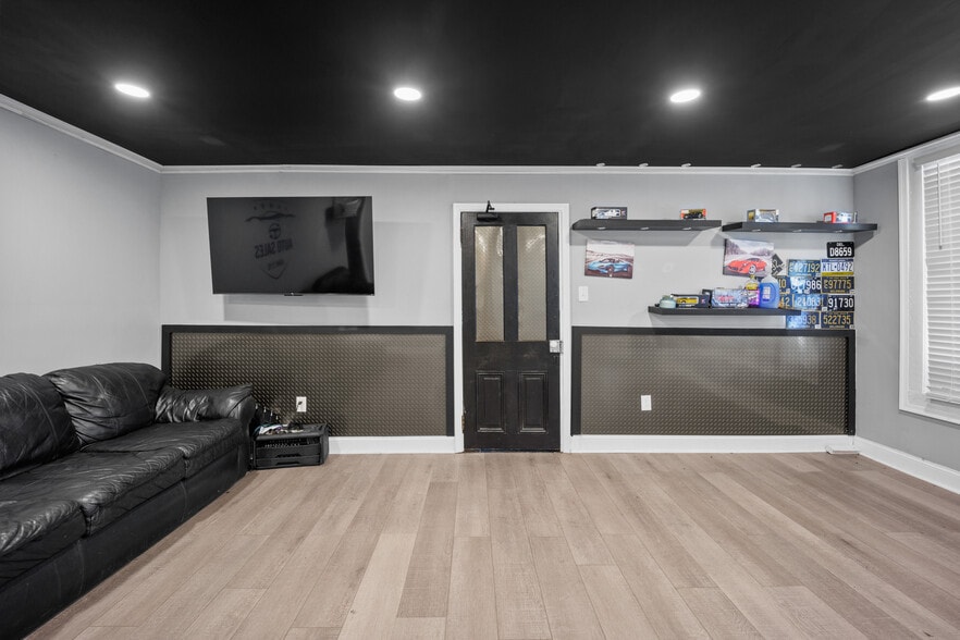 More Photos Of 2516-2518 N Dupont Pky, Middletown Freestanding For Sale