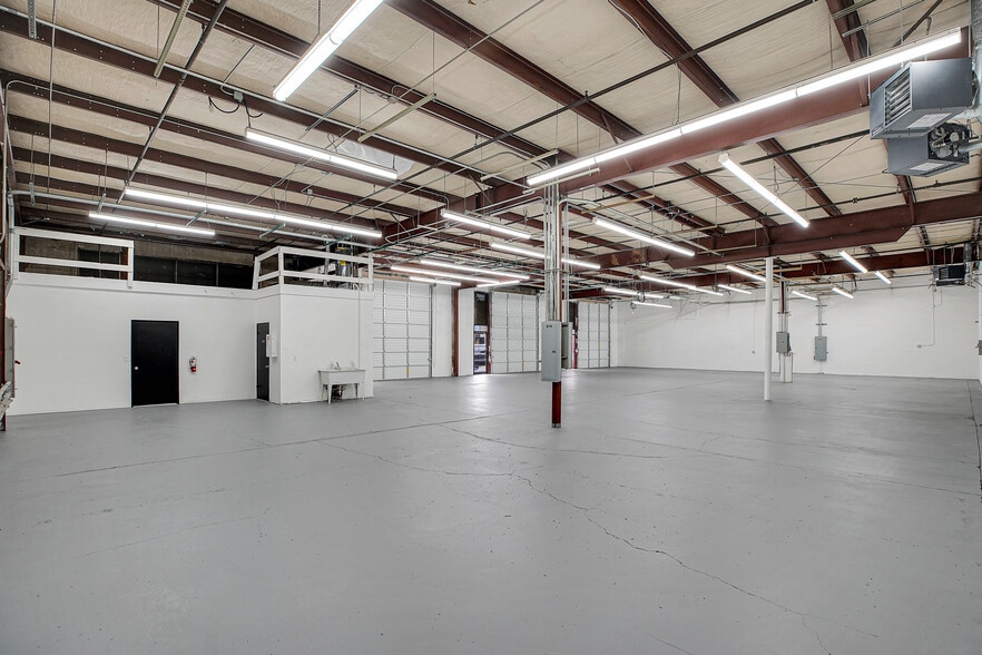 More Photos Of 2630 SE 39th Loop, Hillsboro Warehouse For Lease