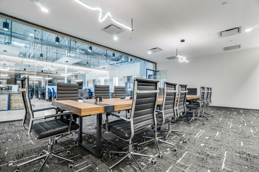 More Photos Of 1108 Quaker St, Dallas Showroom For Lease