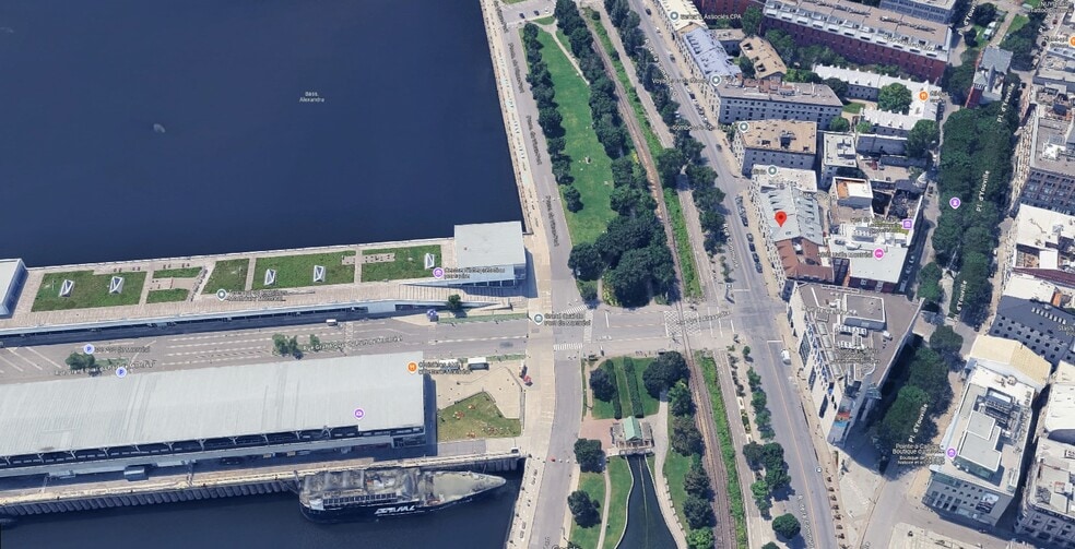 More Photos Of 211 Rue de la Commune O, Montréal Storefront Retail Residential For Sale