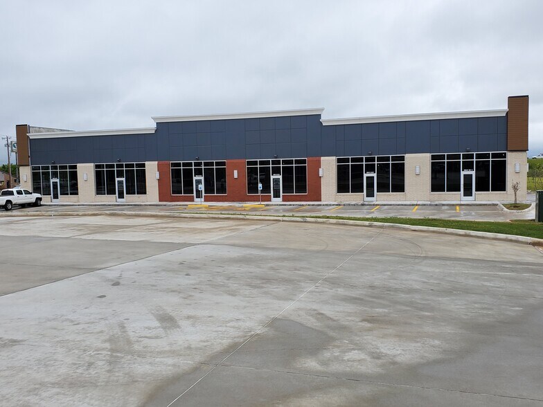 More Photos Of 3421 SW 104th St, Oklahoma City General Retail For Lease