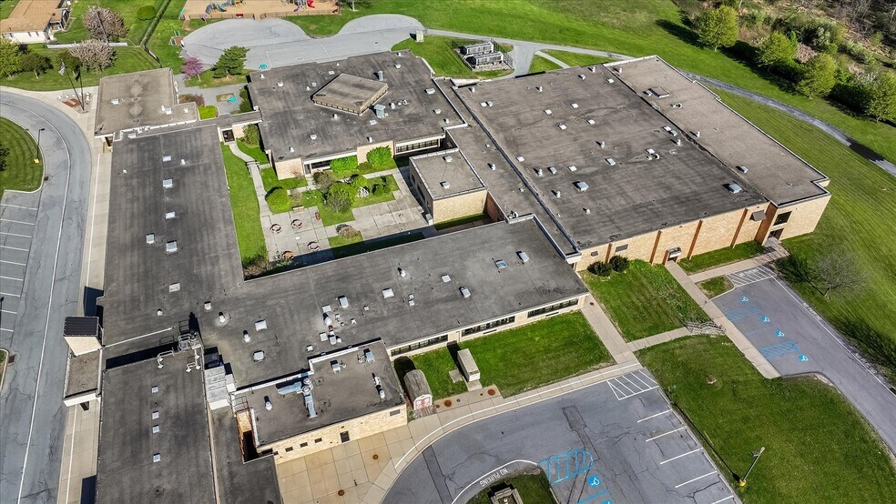More Photos Of 2835 Mountain View Dr, Bath Office For Sale