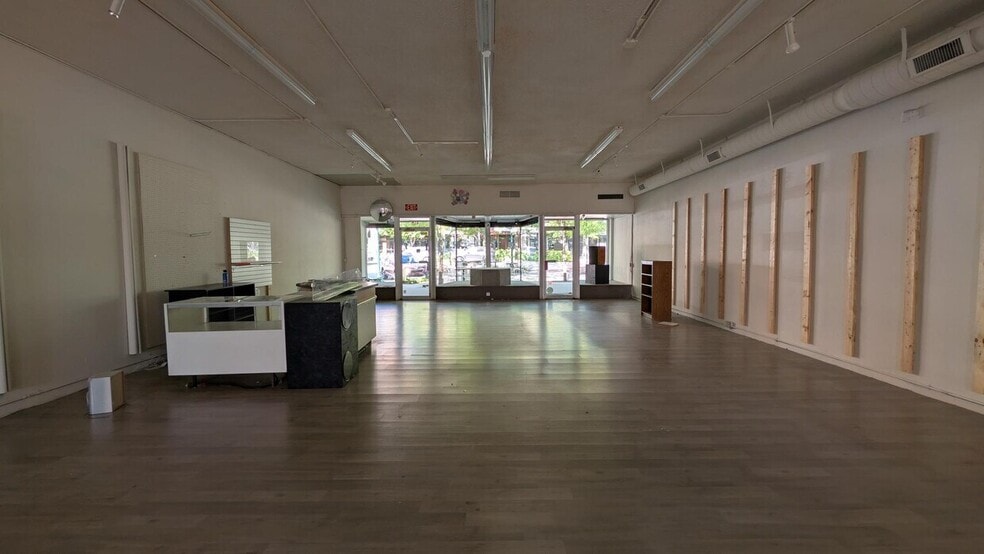 More Photos Of 418 N Main St, Hendersonville General Retail For Lease