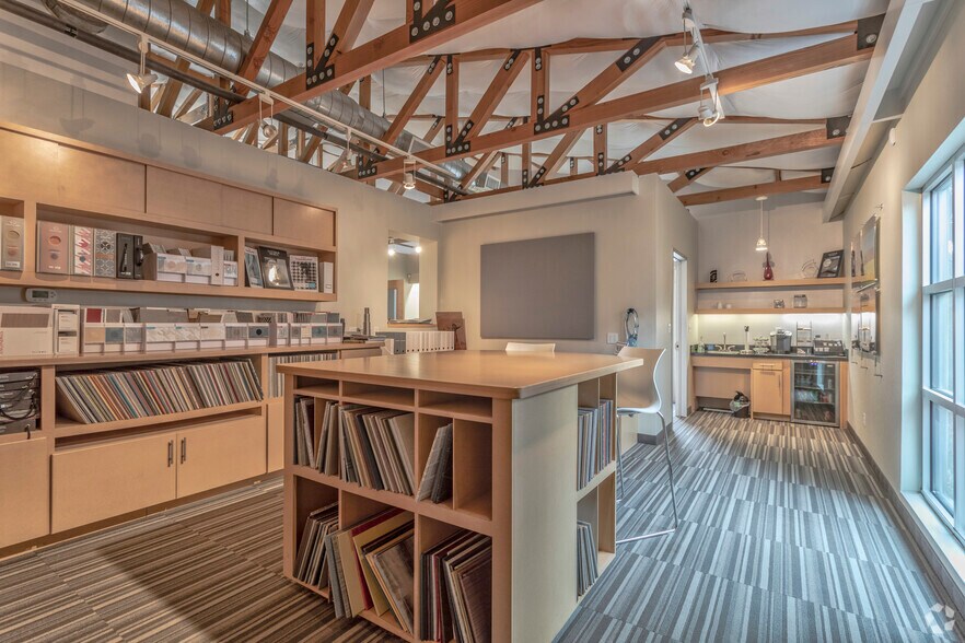 More Photos Of 11125 Shady Trl, Dallas Showroom For Sale