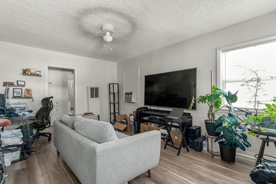 More Photos Of 2200 W Burbank Blvd, Burbank Freestanding For Sale