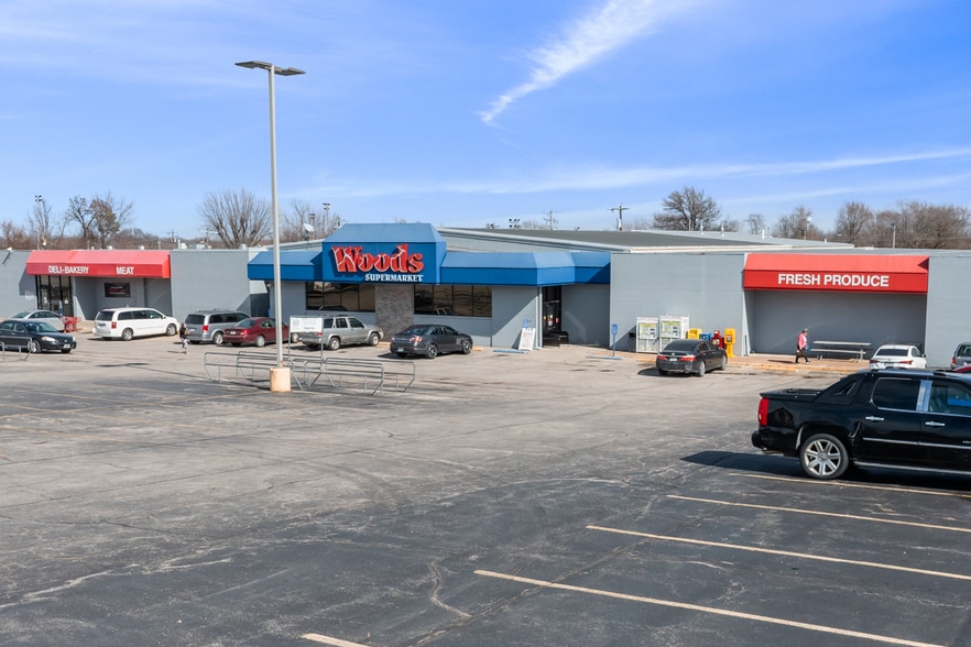More Photos Of 1002 S Aurora St, Eldon Supermarket For Sale