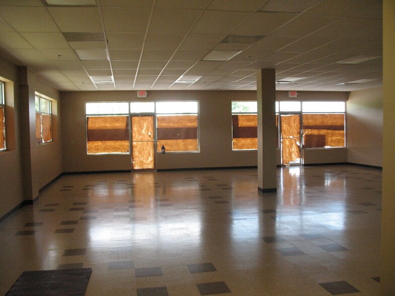 More Photos Of 13190 Highway 92, Woodstock Freestanding For Lease