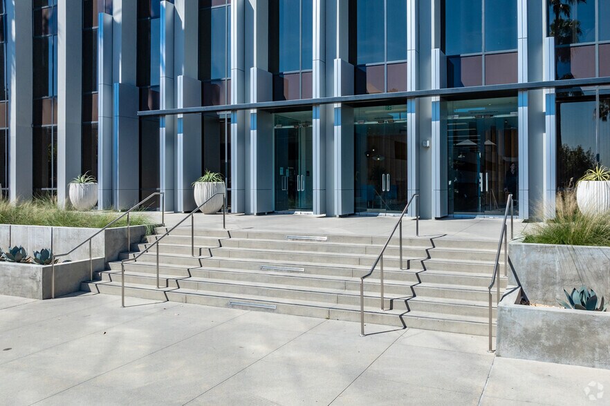 More Photos Of 591 Camino de la Reina, San Diego Office For Lease