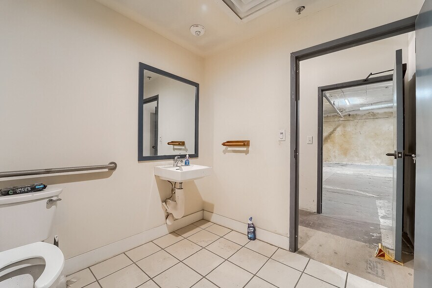 More Photos Of 611 2nd Ave, Longmont Showroom For Sale