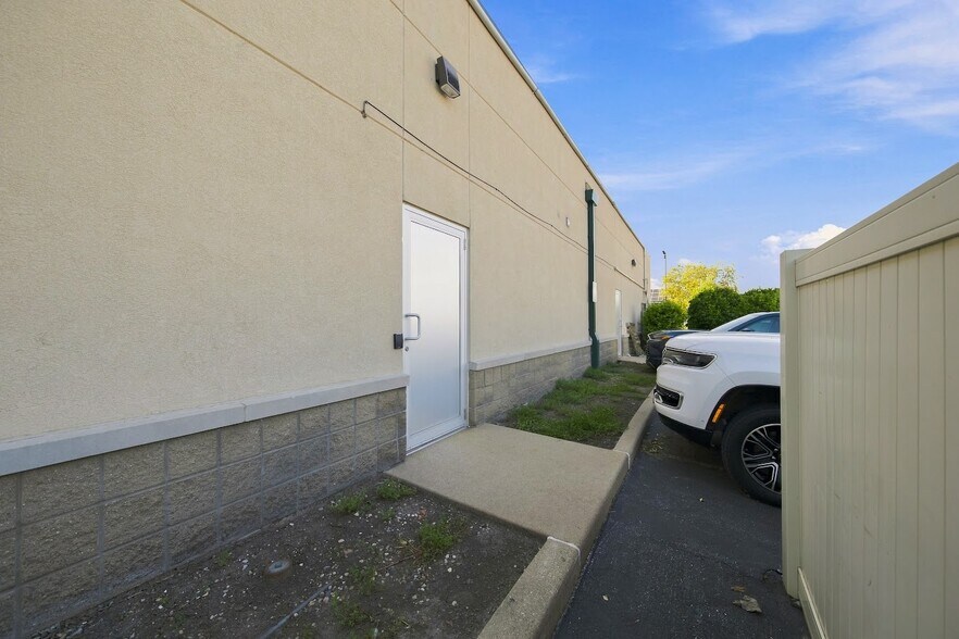 More Photos Of 3441 Devils Glen Rd, Bettendorf Storefront For Lease