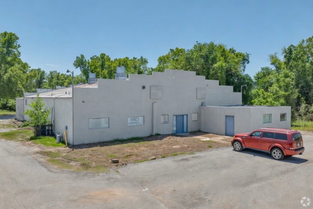 More Photos Of 920 W Skelly Dr, Tulsa Manufacturing For Lease