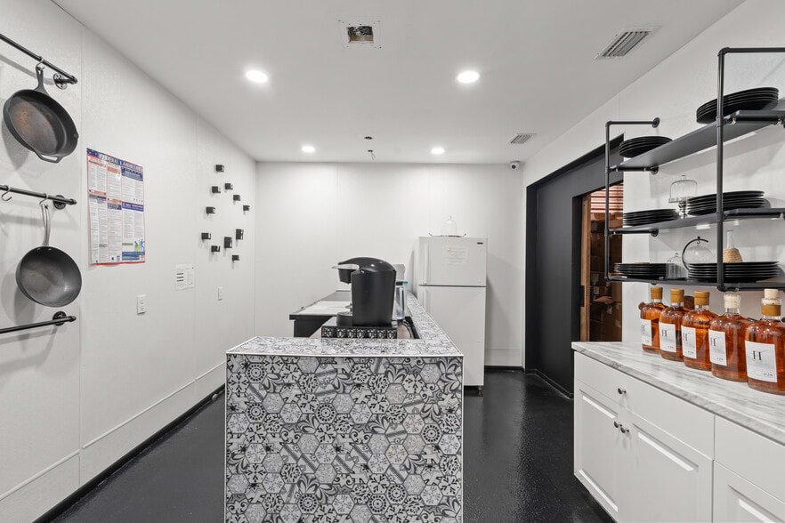 More Photos Of 2052 NW Miami Ct, Miami Flex For Lease