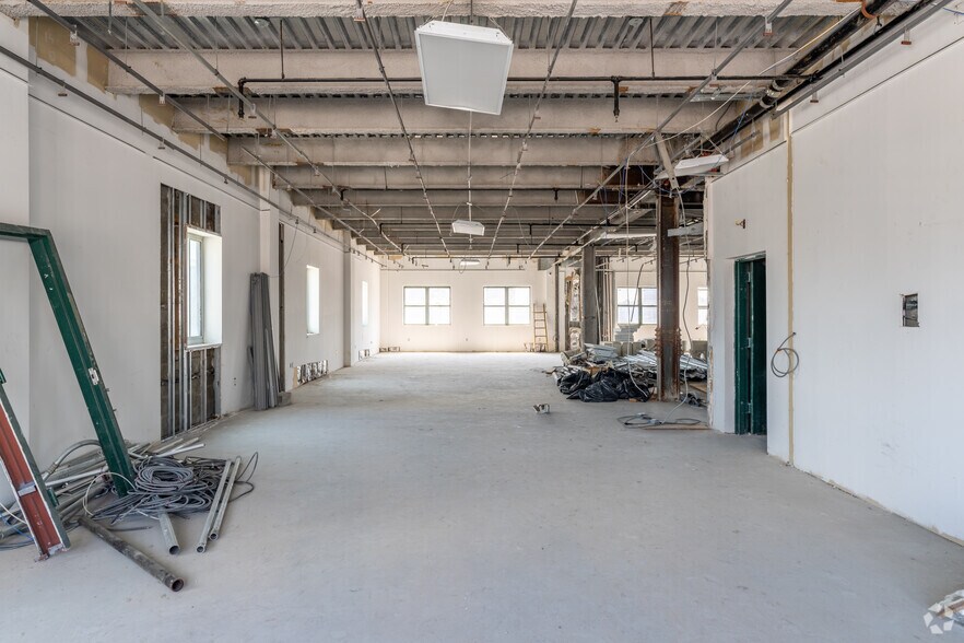 More Photos Of 37-31 10th St, Long Island City Light Distribution For Sale