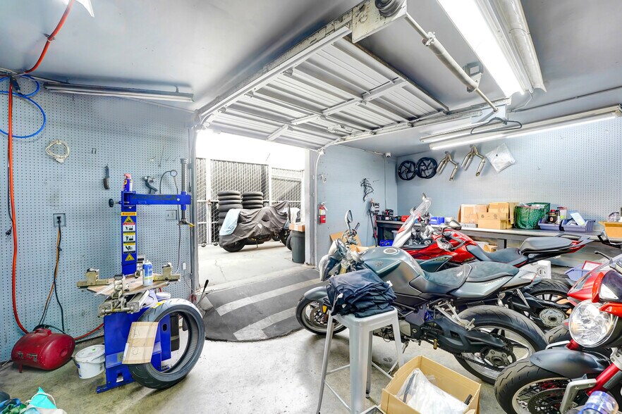 More Photos Of 2011-2013 Lincoln Blvd, Santa Monica Storefront For Sale