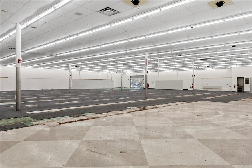 More Photos Of 920 E North Grand Ave, Springfield Freestanding For Lease