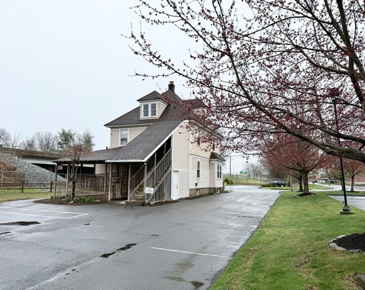 More Photos Of 449 Naubuc Ave, Glastonbury Freestanding For Sale