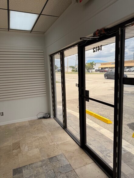 More Photos Of 1412-1414 Viscaya Pky, Cape Coral Warehouse For Lease