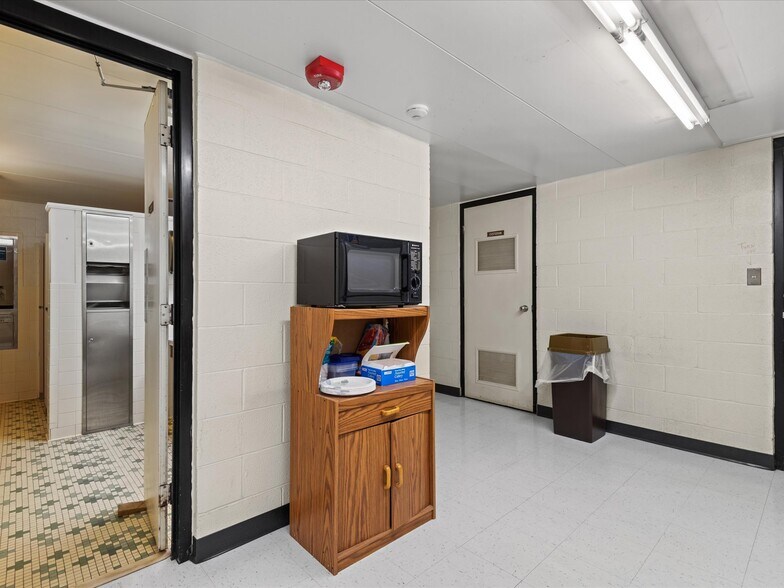 More Photos Of 126 S Maple St, Nowata Office For Sale