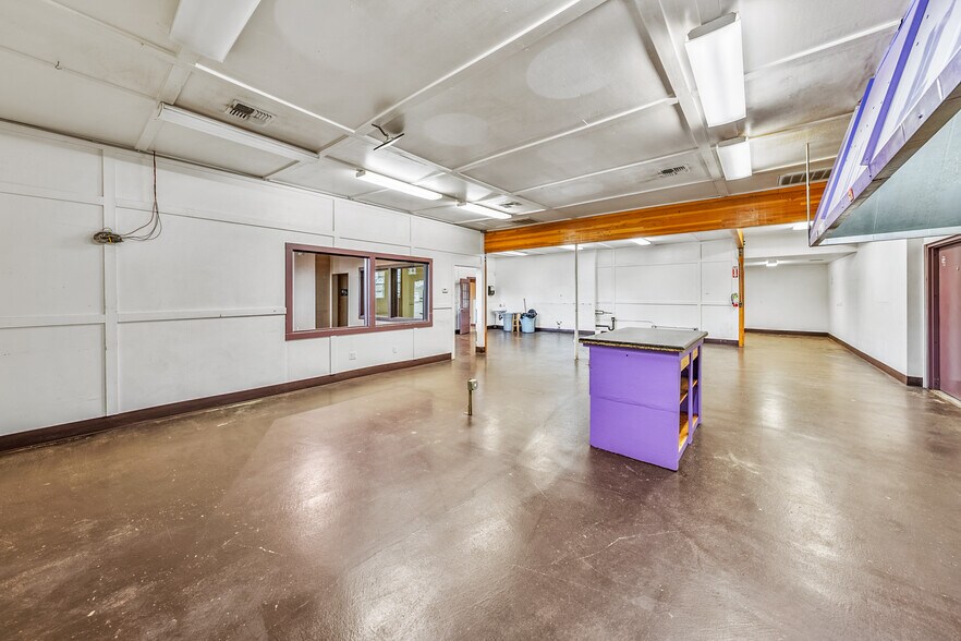 More Photos Of 211 Front St, Central Point General Retail For Sale