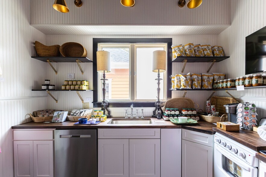 More Photos Of 808 Walker St, Columbia General Retail For Sale