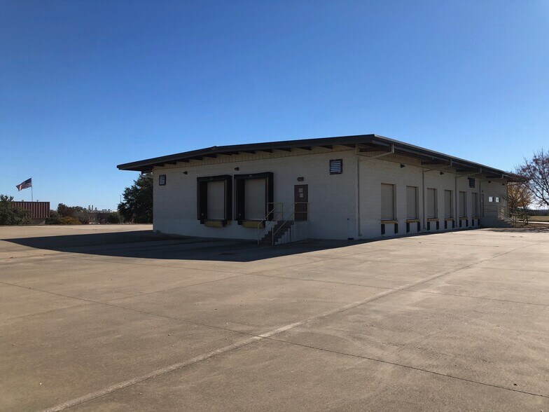 More Photos Of 301 Northgate Dr, DeSoto Distribution For Sale