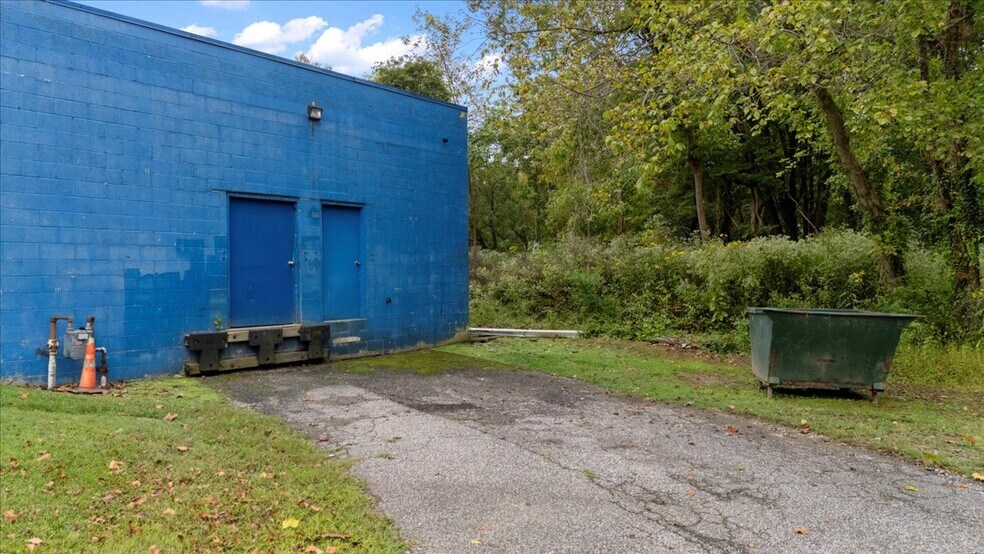 More Photos Of 516 Washington St, Ravenswood Freestanding For Sale