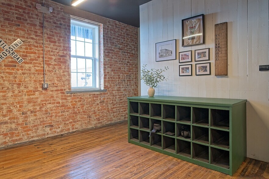 More Photos Of 101 W Broadway St, Tipp City Showroom For Lease