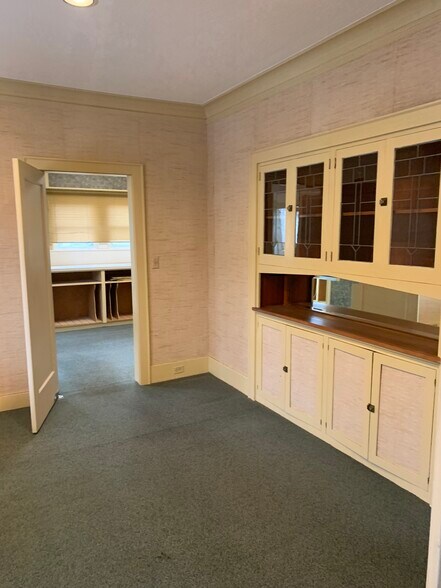More Photos Of 980 Market St NE, Salem Office For Sale