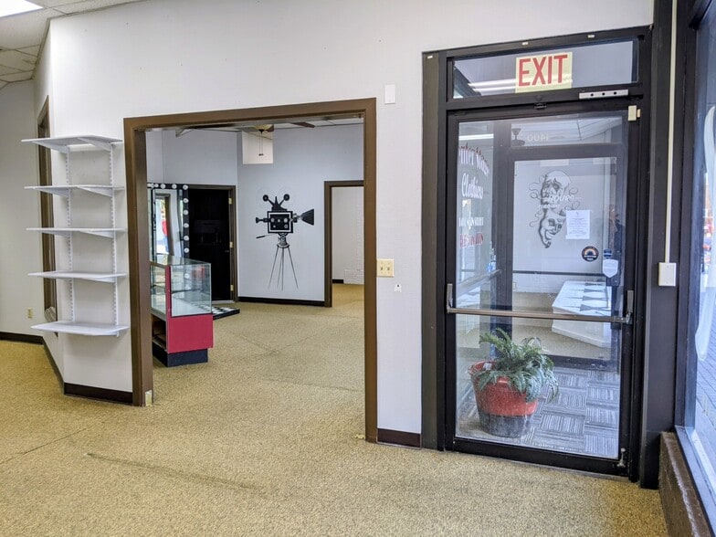 More Photos Of 1400 Main St, Vancouver Storefront For Lease