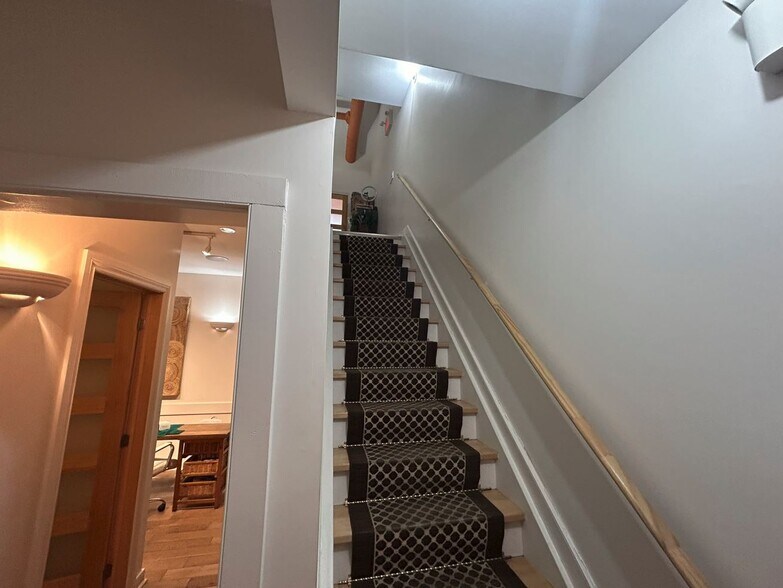 More Photos Of 68 Brock St, Kingston General Retail For Lease