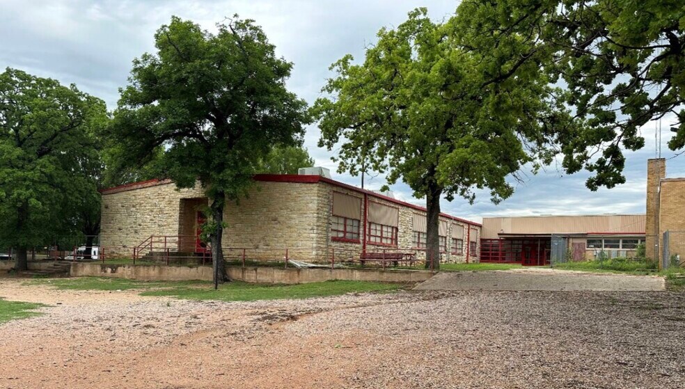 More Photos Of 306 E Neil Armstrong Pl, Tishomingo Schools For Sale