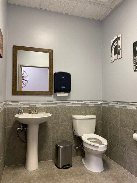 More Photos Of 55951 Gratiot Ave, Chesterfield Office For Sale