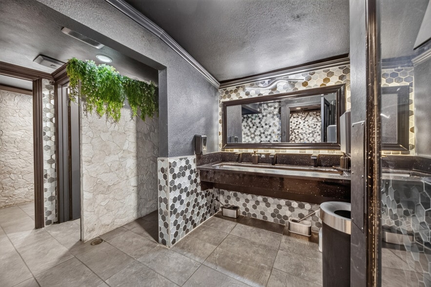 More Photos Of 7121 Governors Cir, Sacramento Restaurant For Sale