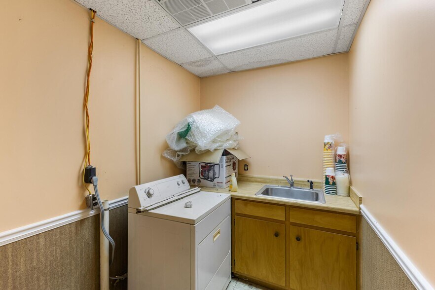 More Photos Of 115 Mill St, Warrenville Manufacturing For Sale