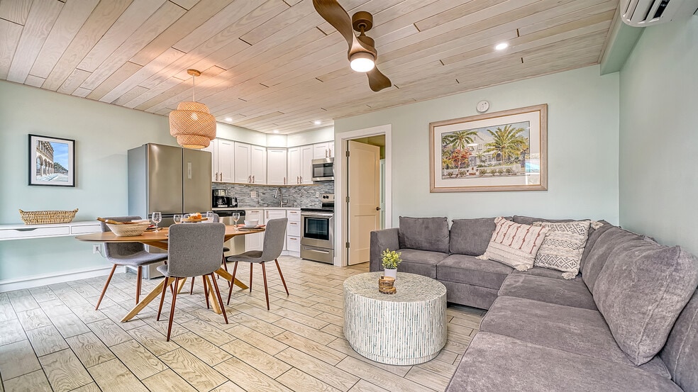 More Photos Of 104 Avenida Veneccia, Siesta Key Multifamily For Sale