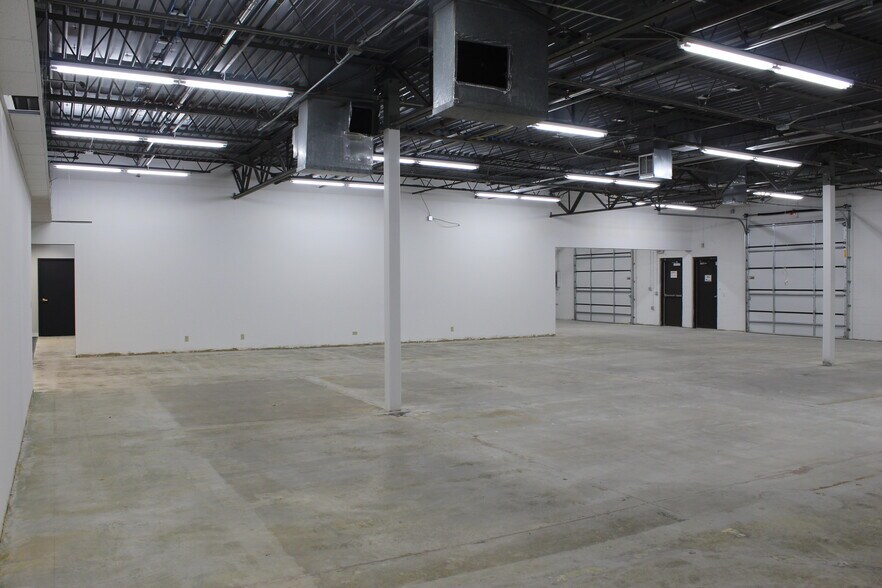 More Photos Of 500 E Travelers Trl, Burnsville Research And Development For Lease