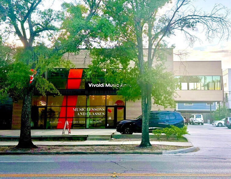 More Photos Of 1009 Yale St, Houston Freestanding For Lease