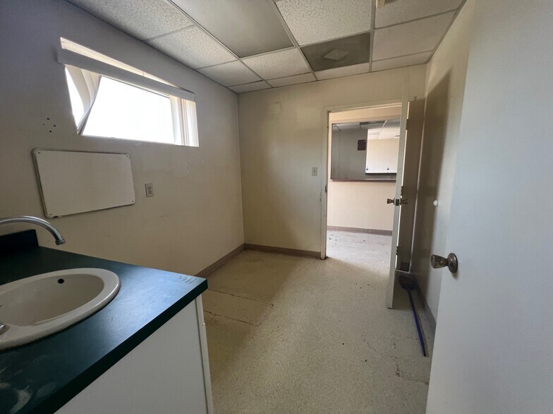 More Photos Of 2374 Cleveland Ave, Saint Albans Veterinarian Kennel For Sale